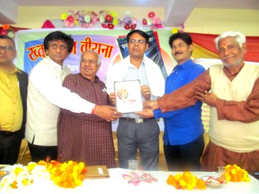 à¤–à¤µà¤¾à¤¬à¥‹à¤‚ à¤•à¤¾ à¤µà¥€à¤°à¤¾à¤¨à¤¾ à¤ªà¥à¤¸à¥à¤¤à¤• à¤•à¤¾ à¤²à¥‹à¤•à¤¾à¤°à¥à¤ªà¤£ à¤¸à¤®à¤¾à¤°à¥‹à¤¹ à¤®à¥‡à¤‚ à¤‰à¤¤à¥à¤•à¤°à¥à¤· à¤ªà¥à¤°à¤•à¤¾à¤¶à¤¨ à¤¦à¥à¤µà¤¾à¤°à¤¾ à¤•à¤µà¤¿ à¤•à¤¾ à¤¸à¤®à¥à¤®à¤¾à¤¨ 